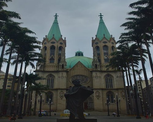 Persoană relaxându-se seara